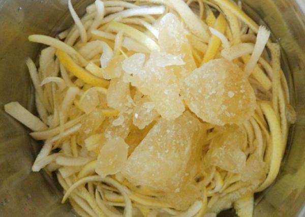 柚子皮扔掉太浪費了，做成糖果小零食，清香爽心，下火潤燥還養顏