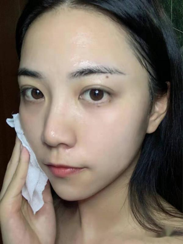 睡前堅持四個好習慣，面板不僅越來越光滑，還能變年輕不少