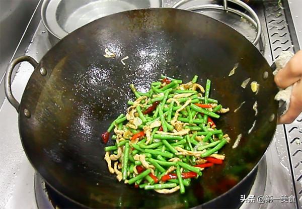 飯店的豆角炒肉絲為啥好吃，廚師長告訴你訣竅，肉絲滑嫩豆角嫩綠