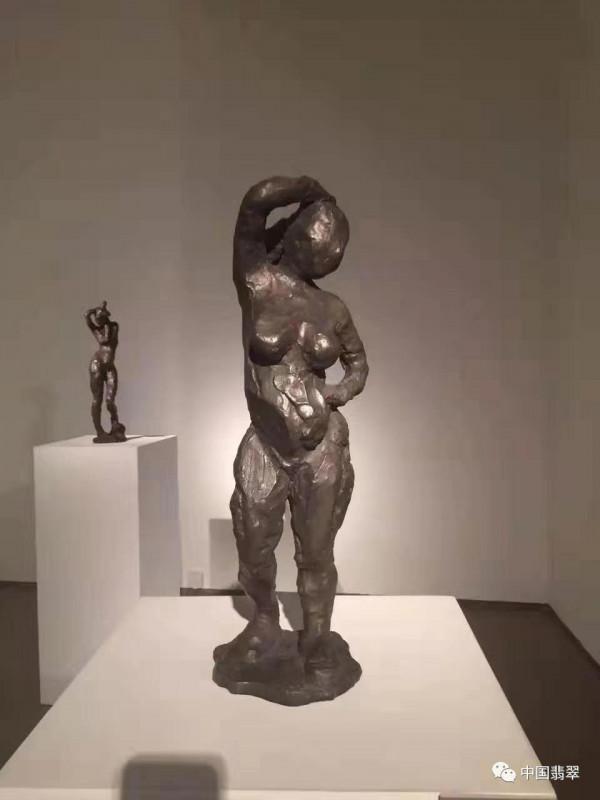 具象在左，抽象在右