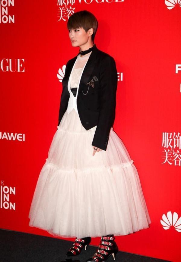 李宇春越來越有氣質了，馬甲西裝疊穿粉裙，俏皮時尚還高階