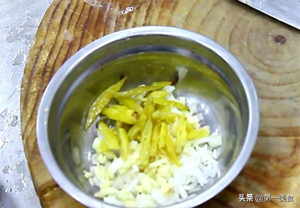 肉片搭配菜心簡直是天生一對，滑嫩清脆，香辣下飯，做一盤不夠吃