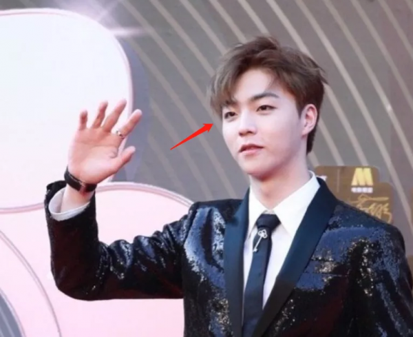 男星紅毯濃妝總是翻車!現場生圖對比太明顯,妝面乾淨清爽才舒服 男星紅毯濃妝總是翻車!現場生圖對比太明顯,妝面乾淨清爽才舒服