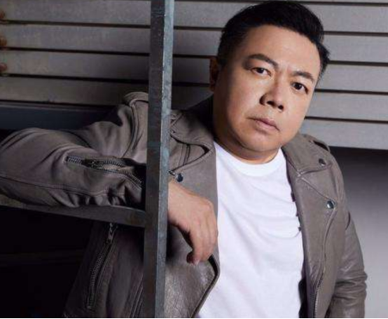 56歲男星鼻子變大被質疑整容，承認只做了眼睛，網友：完全認不出