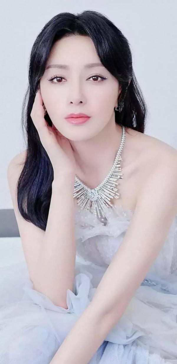 美豔絕倫的秦嵐