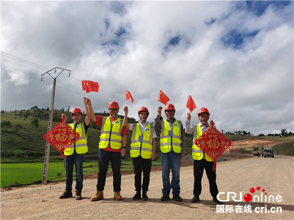 「新春走基層」從顛簸泥濘到寬闊平坦 海外建設者們為馬達加斯加打造暢通無阻的“雞蛋路”
