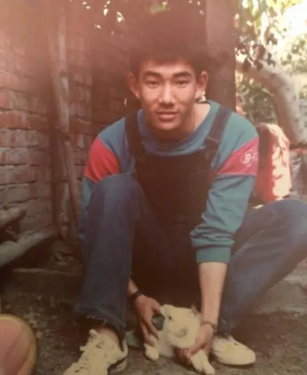 賭錢輸光後，回家路上他越想越氣，寫下一首歌成了任賢齊的成名作