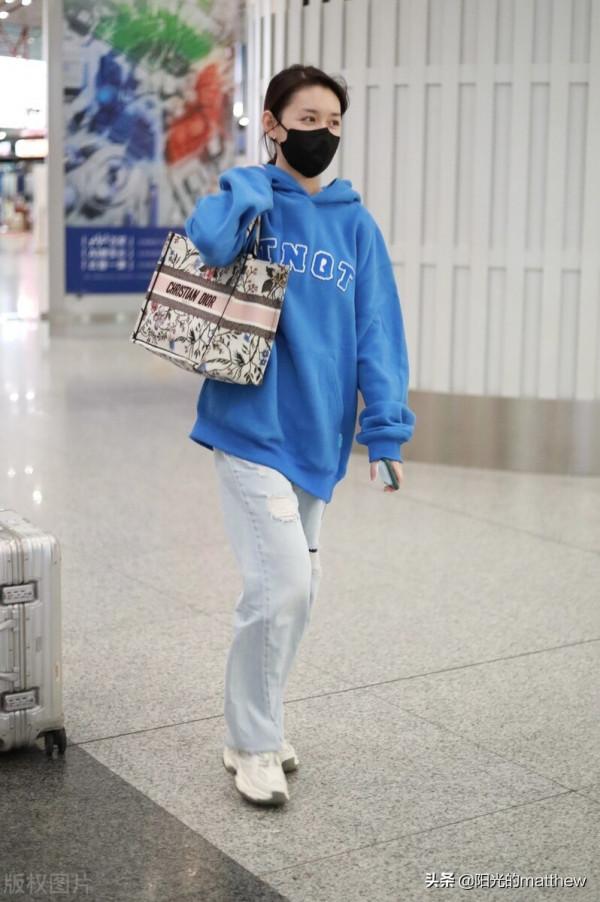 蔣依依身挎大包低調現身，身著藍色衛衣+牛仔長褲休閒隨性