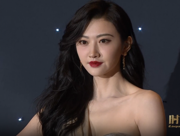 女星走紅毯翻車：楊芸晴龔俊撞衫，張雨綺臉部生硬嚇人，宋軼顯胖