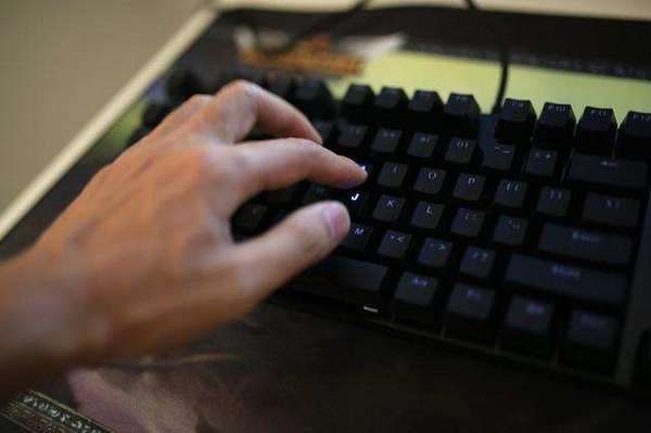 玩遊戲首選cherry黑軸，雷柏V805機械鍵盤評測