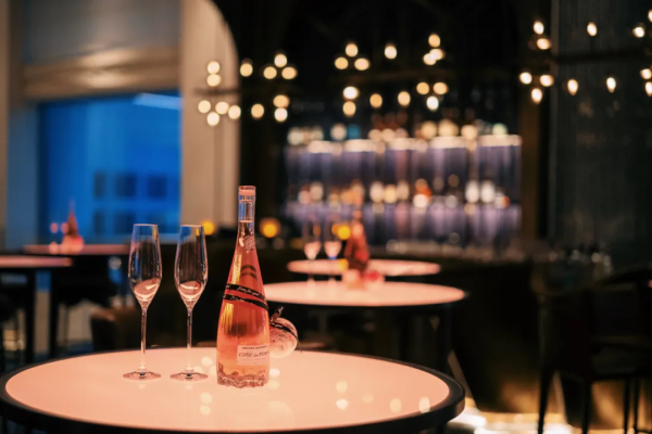 住進愛馬仕橙的房間，躺在高空看海景