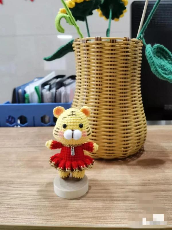 穿新年裝的小老虎太可愛了