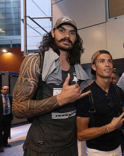 肌肉男敢跟NBA球星合影 真的是勇氣可嘉，至今沒有一個贏過