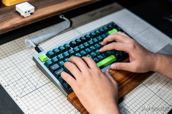 來分享 5 位作者好看又高效的桌面佈置