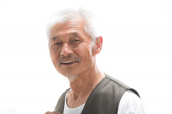 晚年靠子女？72歲老人哭訴：能用錢解決的事情，就別去麻煩子女