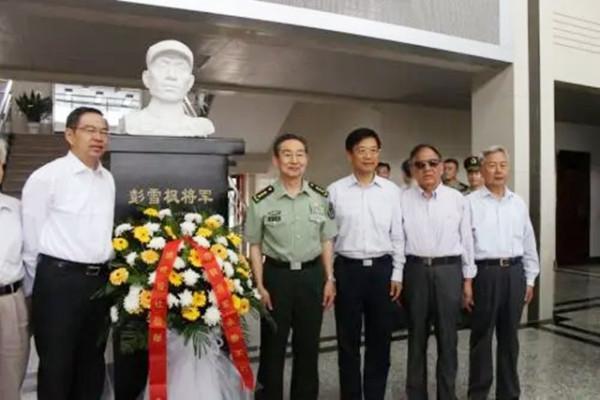 兒子剛出生,妻子就得知丈夫犧牲而哭暈,多年後將兒子培養成上將 兒子剛出生,妻子就得知丈夫犧牲而哭暈,多年後將兒子培養成上將