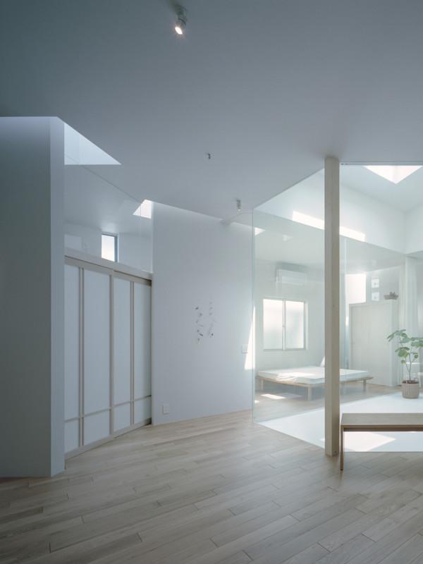 104㎡的住宅：為了能夠有一個安靜的家居空間，對外幾乎完全封閉