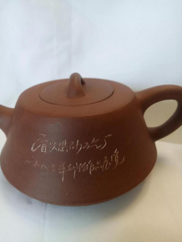1983年宜興紫砂工藝廠生產的紫砂壺，容量：500毫升