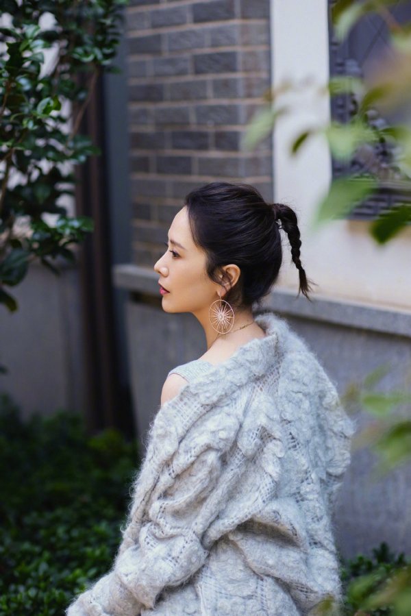 海清的高階感藏不住了，鏤空毛衣搭配針織裙，簡直就是&OpenCurlyDoubleQuote;逆生長&rdquo;