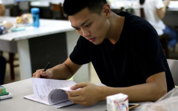 學校規定大一不允許報考英語四六級，新生困惑不已，老師道出緣由