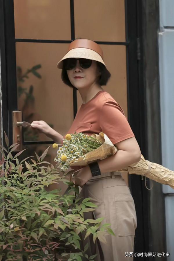 入秋了，60多歲的女人該怎麼穿？“棉麻褲配平底鞋”，時髦顯氣質