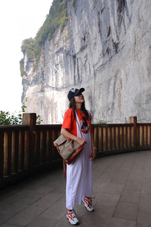 神奇!重慶深山發現一個巨洞,天上掉落一塊巨石,神似佛像 神奇!重慶深山發現一個巨洞,天上掉落一塊巨石,神似佛像