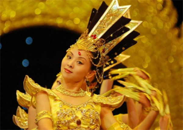 當年，被富商苦追8年的千手觀音聾啞人領舞，如今過得怎麼樣