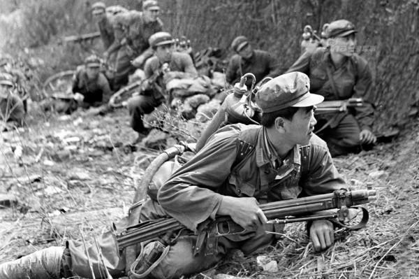 蘇聯飛行員劫機到中國避難，被判刑8年，出獄後發現：祖國解體了