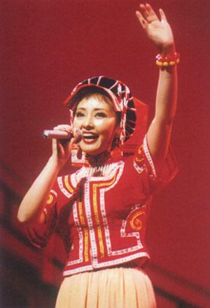 著名的彝族歌手除了吉克雋逸,還有這位年近60歲的美麗歌者 著名的彝族歌手除了吉克雋逸,還有這位年近60歲的美麗歌者