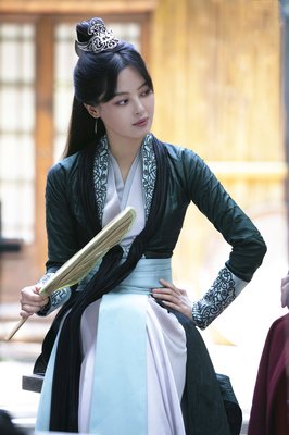 辛芷蕾代言頂級品牌,身材曼妙帥氣,黑色風格盡顯高階 辛芷蕾代言頂級品牌,身材曼妙帥氣,黑色風格盡顯高階