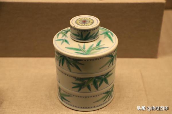 走故宮西路，先看那燦若星河的各代瓷器，彷彿踏入流淌的歷史長河