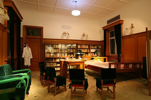 1956年毛主席舉行國宴，錢學森到場找不到座位，毛主席：來1號桌