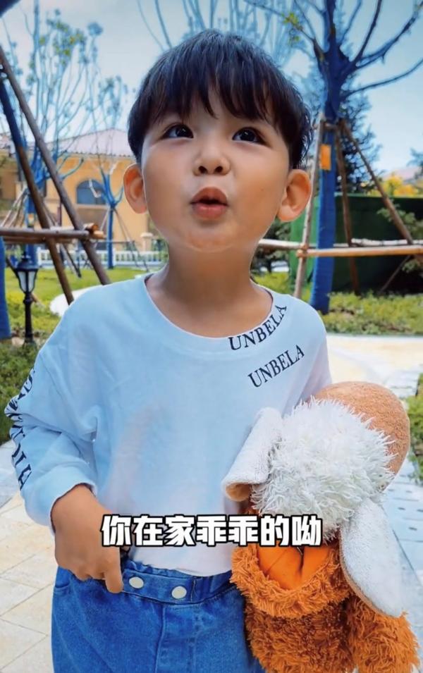 61歲戲骨李子雄罕曬娃,3歲兒子似混血,嬌妻曾是張鐵林緋聞女友 61歲戲骨李子雄罕曬娃,3歲兒子似混血,嬌妻曾是張鐵林緋聞女友