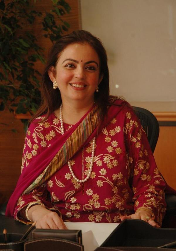 印度首富之妻：戴祖母綠鼻環比希拉里美，27層豪宅因風水從不過夜