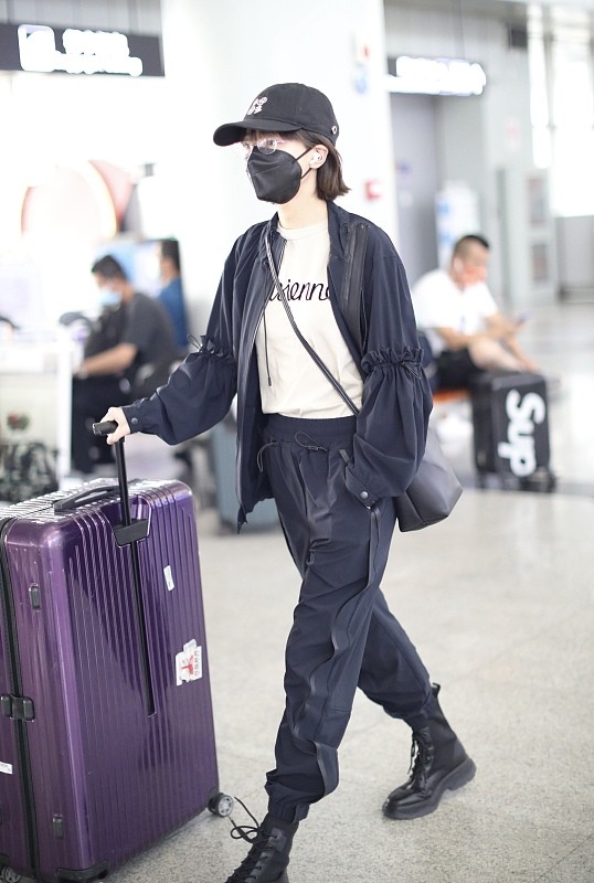 中性風太顯嫩?30+的焦俊豔利落短髮配西裝,挺有“小女孩”氣 中性風太顯嫩?30+的焦俊豔利落短髮配西裝,挺有“小女孩”氣