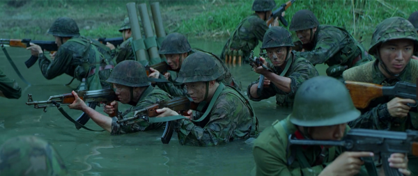 《王牌部隊》特殊的回憶殺：五分錢的冰棒，看不見的“敵人”