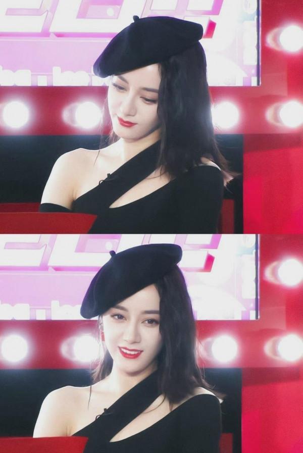 甜酷小妞迪麗熱巴上線，穿斜肩針織上衣展現摩登風情，笑起來好甜