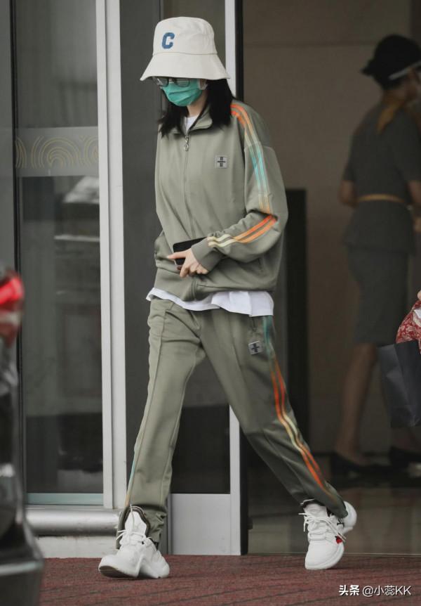 迪麗熱巴曬出遊照美貌線上，少女感穿搭溫柔減齡，堪稱穿搭模板