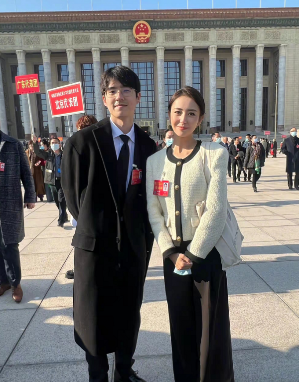 兩大“央視臉”同框！劉濤穿西裝開會超幹練，佟麗婭走小香風絕美