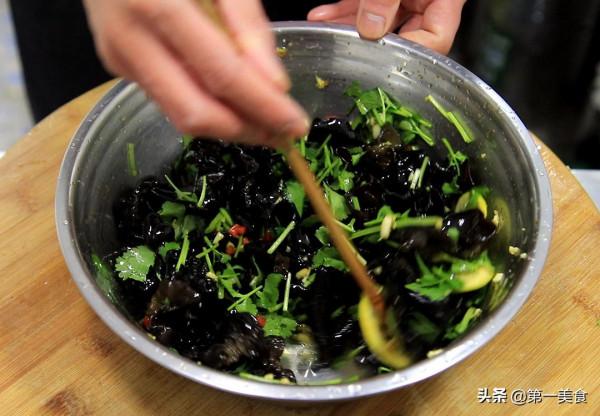 飯店的涼拌木耳為啥好吃入味,原來是多加了這個調味,酸爽開胃 飯店的涼拌木耳為啥好吃入味,原來是多加了這個調味,酸爽開胃