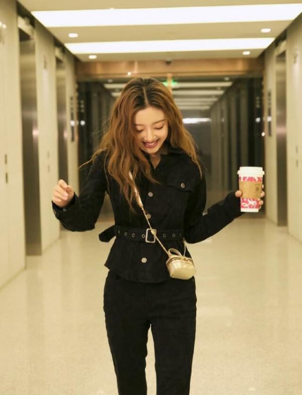 於正力捧5年都不火，有顏有身材的何瑞賢，基礎款也能穿得很驚豔