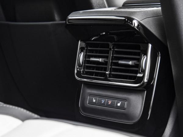 混動四驅還是越野“扛把子”，試路虎攬勝極光L，空間不再是短板