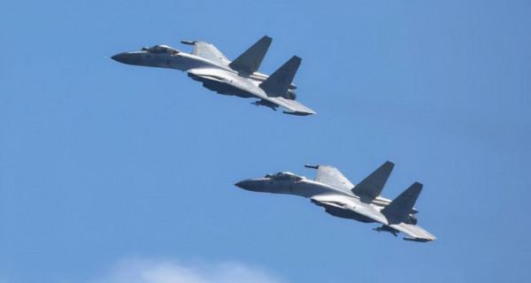 實戰氛圍濃厚！殲-15疑似掛彈飛越準航母，遼寧艦訓練嚇壞日本