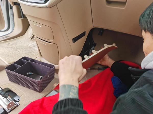 手把手教你安裝別克GL8嵌入式扶手箱