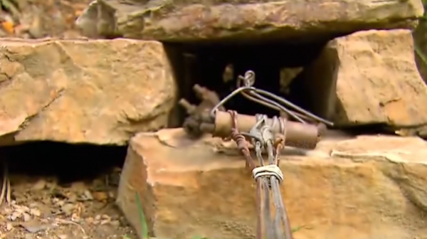 玻利維亞小孩為了上學，每天劃鋼索穿越300米峽谷，失誤就喪命