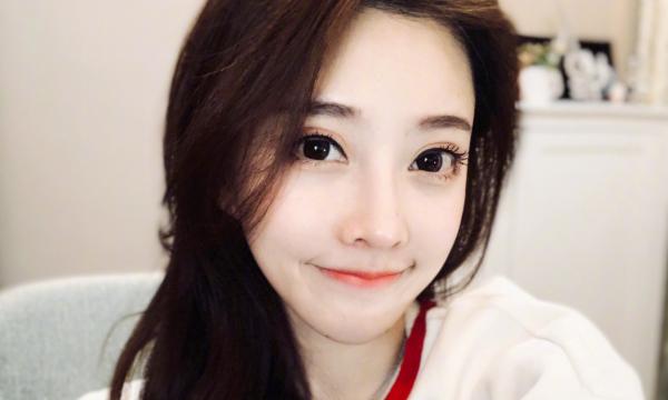 “過氣網紅”馮提莫3年能撈金25億？財富中文網闢謠：假的