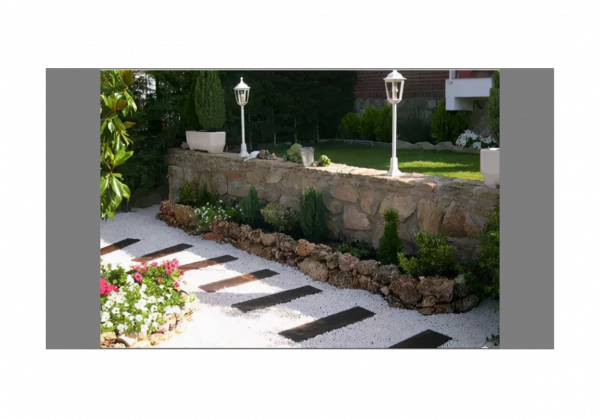 園中小徑延伸出花園的自然意境