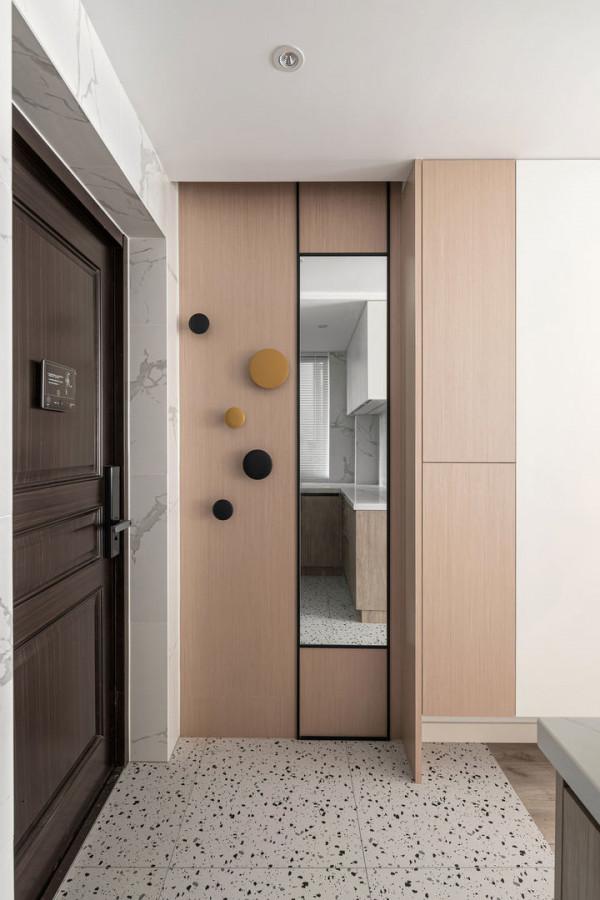 89㎡原木白加黑，只拆一面牆全屋都亮了，一屋子的櫃子都藏著心機