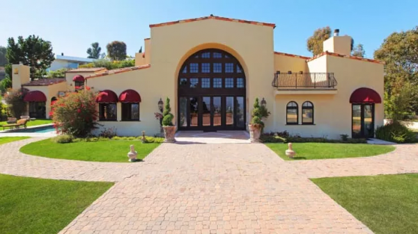 售價5.5 億的別墅，耗時7年重建，升降 DJ 臺把豪宅氛圍拉滿