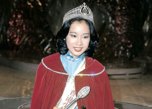 葉倩文與4位港姐聚會，大方展示滿頭白髮，氣質出眾不輸朱玲玲